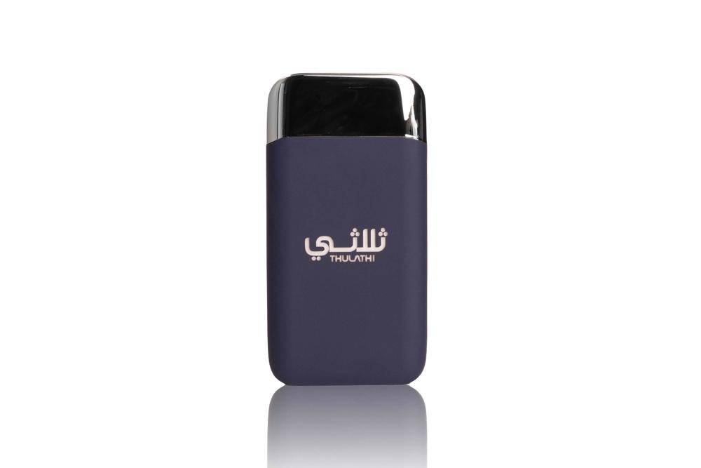 جهاز شاحن محمول عليه شعار مطبوع
